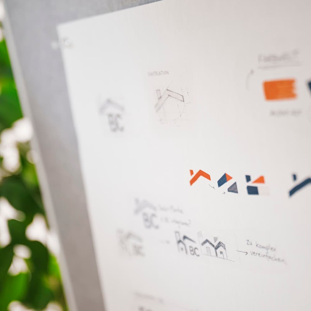Logo-Skizzen auf Papier