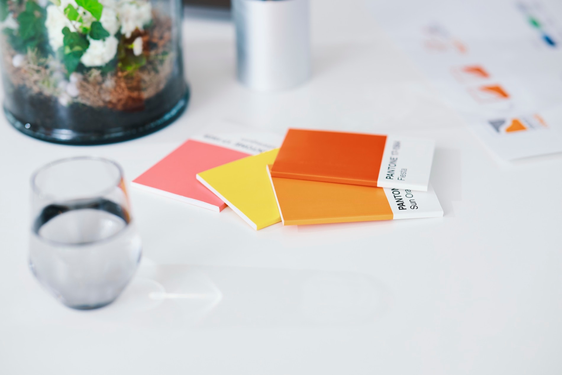 Pantone-Farbfächer auf dem Schreibtisch der Werbeagentur
