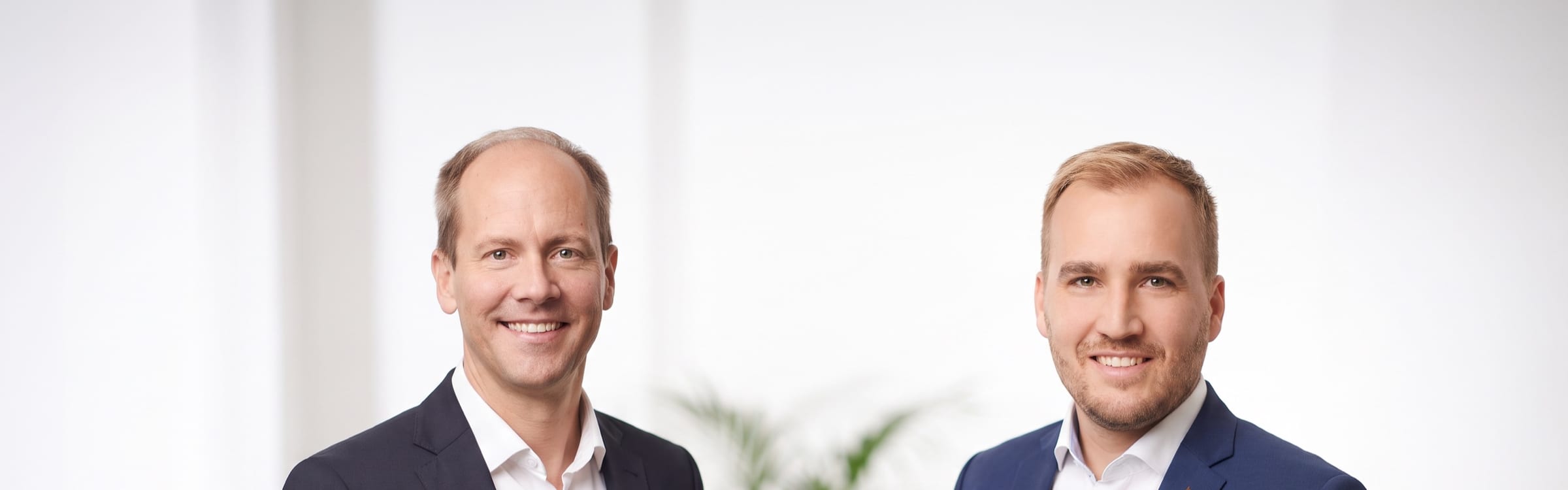 Dirk Hobbie und Hendrik Rusch von DIE OBJEKTIVEN vor hellem Hintergrund