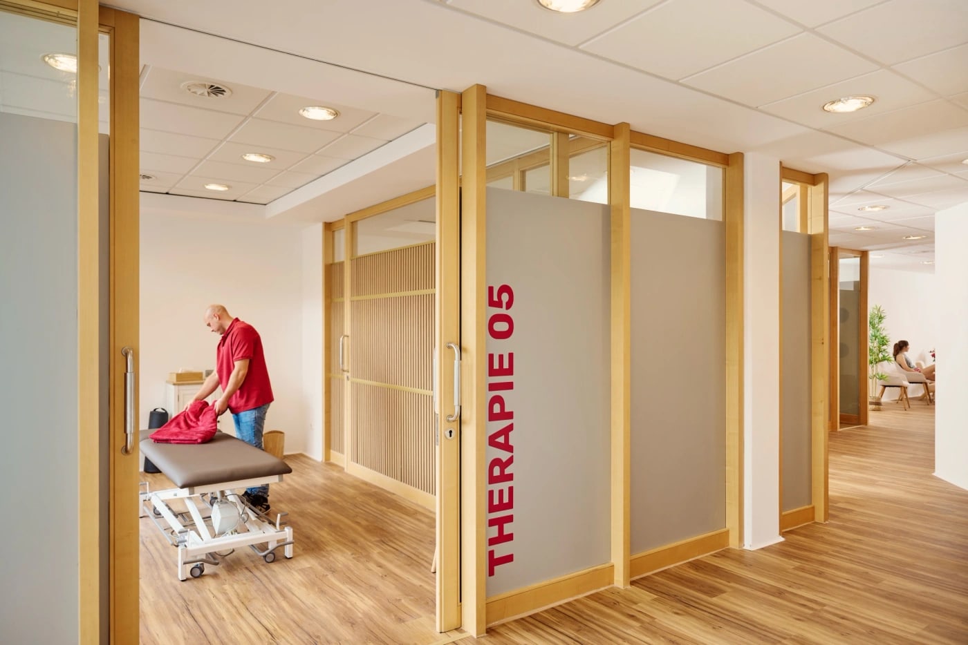 Behandlungsraum mit senkrechter Türbeschriftung „Therapie 05“