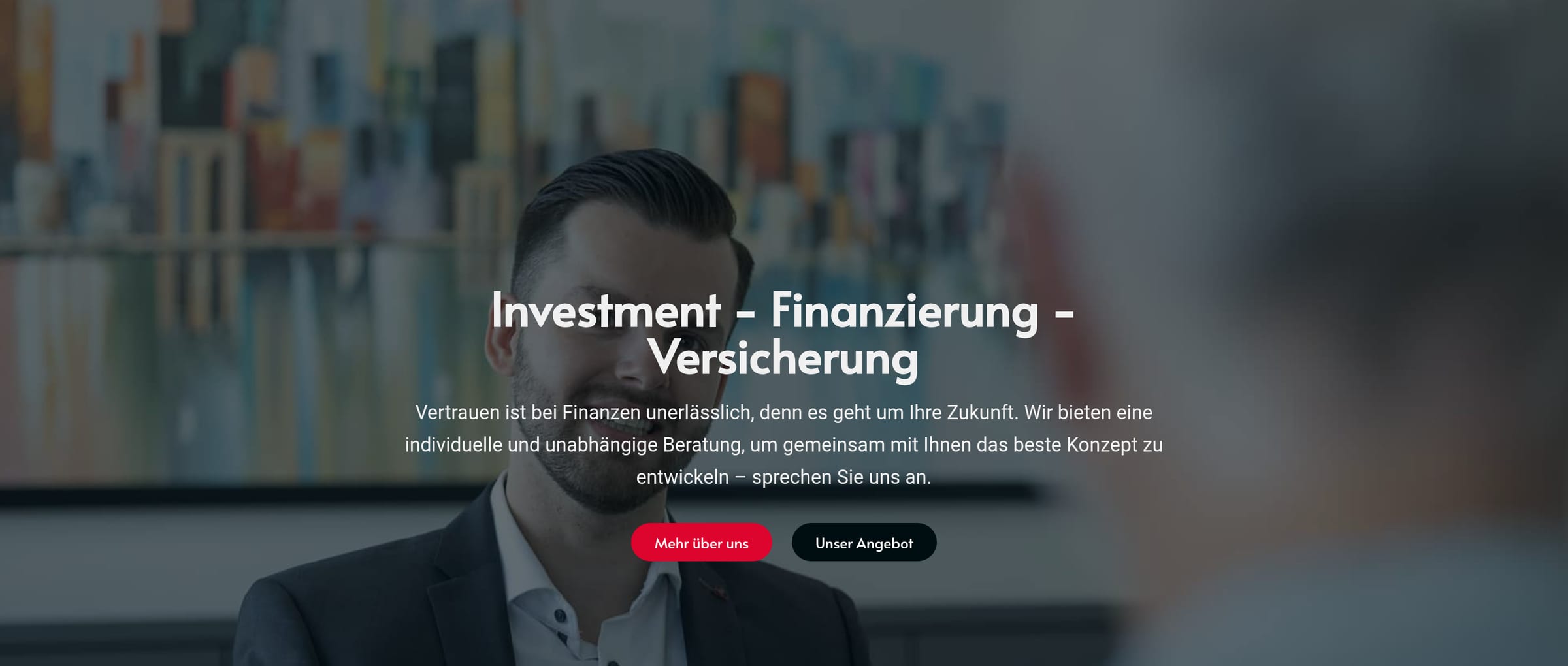 Kopfbereich der Startseite: Beratungsfoto unter dunklem Schleier, darauf „Investment – Finanzierung – Versicherung“ und die beiden Schaltflächen