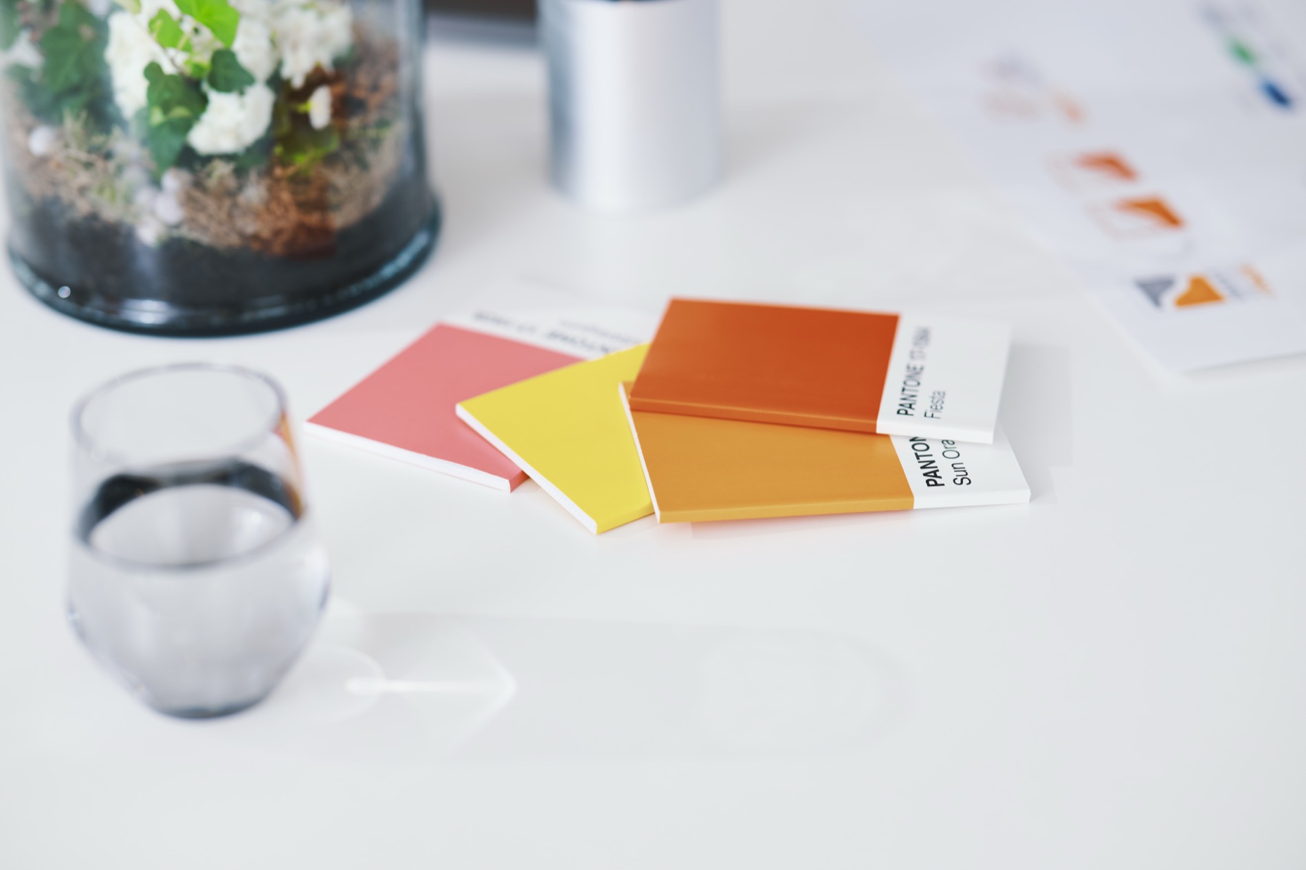 Pantone-Farbfächer auf dem Schreibtisch der Werbeagentur